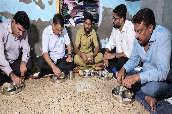 गुजरात पुलिस ने सीएम केजरीवाल को ऑटो ड्राइवर के घर डिनर के लिए जाने से रोका,हुई तीखी बहस, दिया लिखित में नहीं चाहिए सुरक्षा व्यवस्था